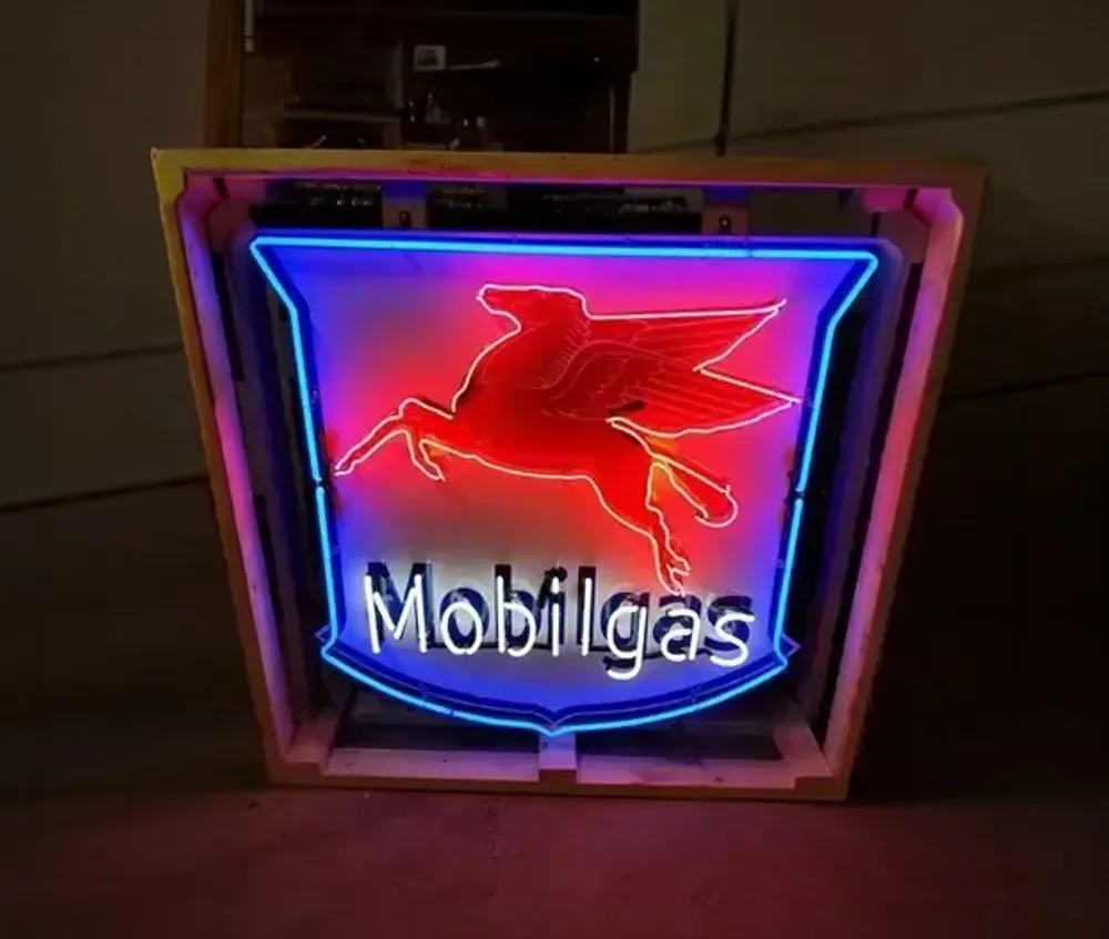 MarketPlace: Mobilgas Pegasus Neon Sign